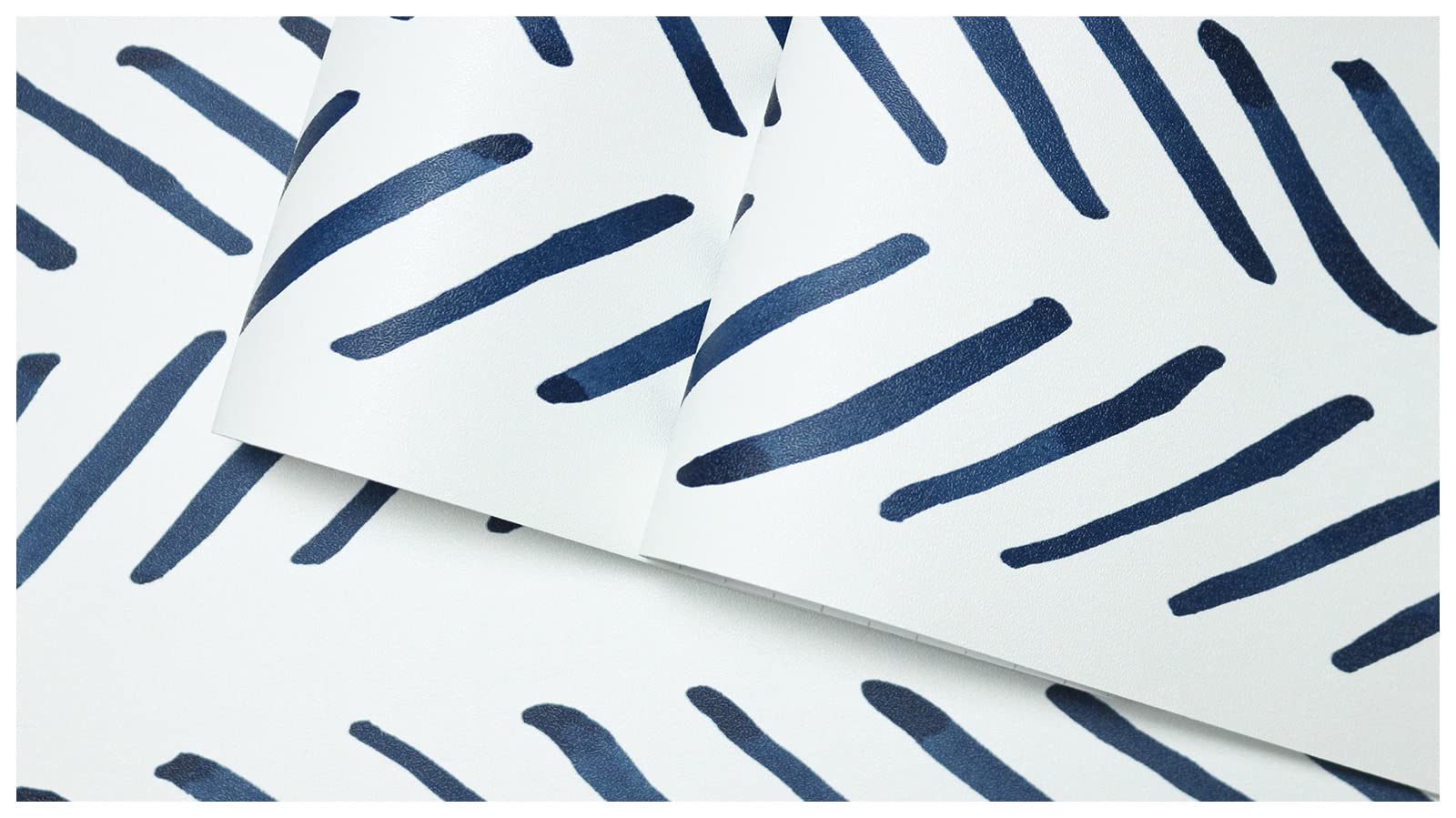 HaokHome 96101-1 Modern Brush Strokes - Papel pintado autoadhesivo de vinilo con diseño de rayas, color azul marino y blanco Chevron (17.7 x 33.7 pies)
