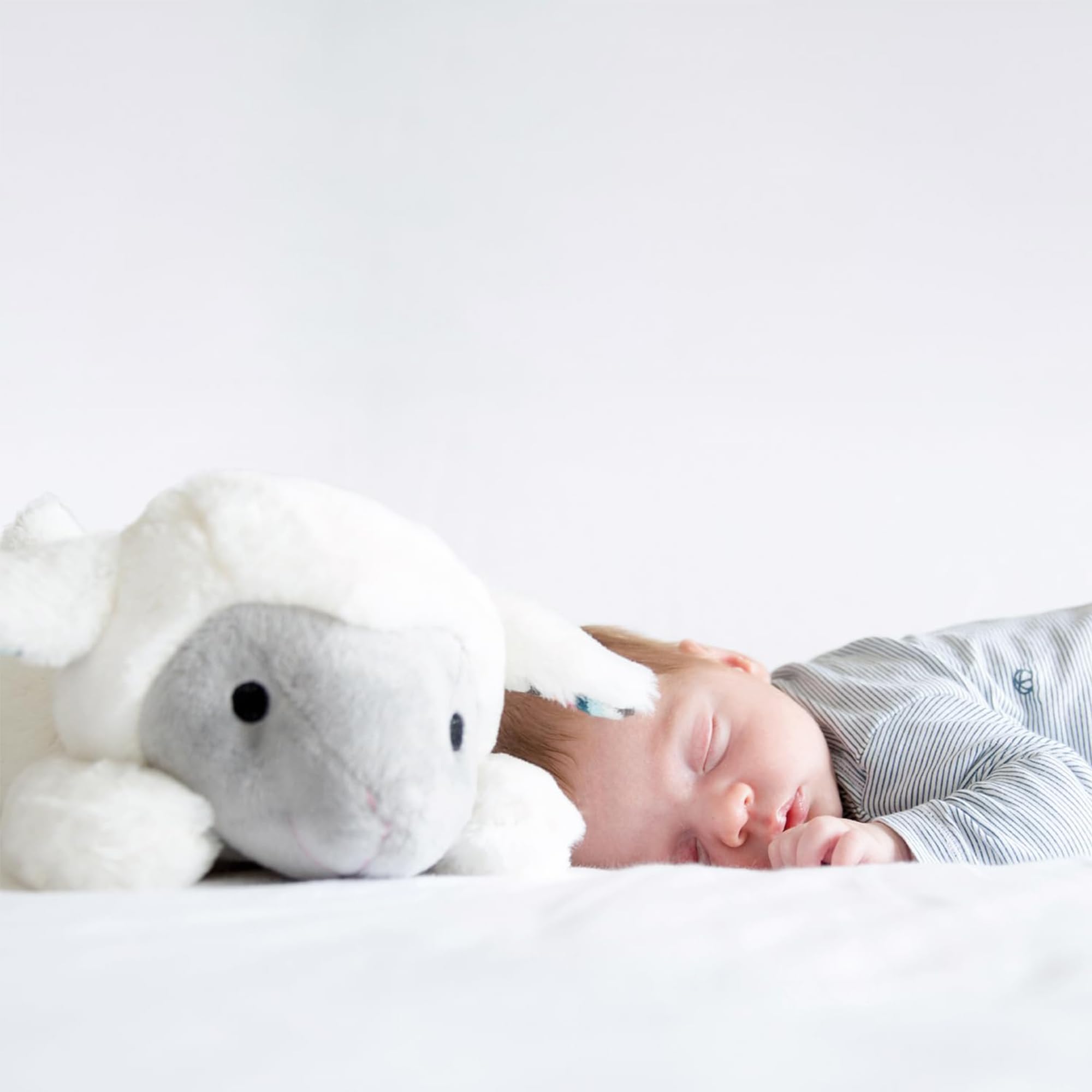 Personalizable Peluche con latido del corazón “Liz la Ovejita” – sonidos relajantes de latido y melodías, sensor de ruido – para bebés y niños pequeños – personalizado con nombre – ZAZU
