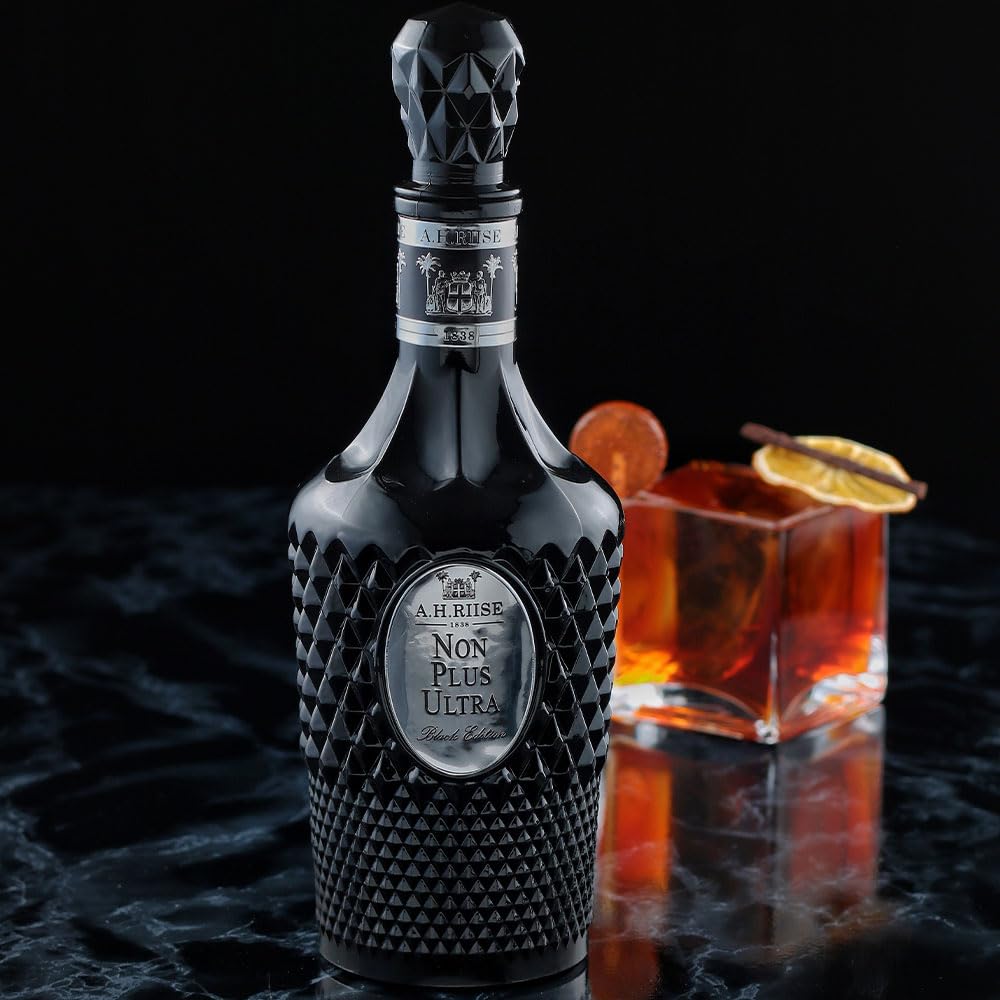 A.H. Riise Non Plus Ultra Black Edition | Premium Spirituose auf Rumbasis | Edles Design | Angenehmer, lieblicher Geschmack | 700 ml | 42% Vol