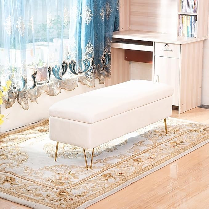 Pouf capitonné velours blanc de prestige pour bout de lit chic