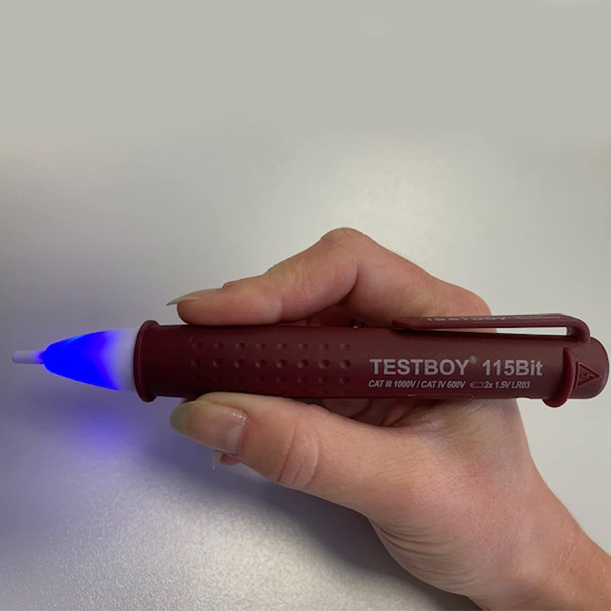 Tester di tensione senza contatto Testboy 115 bit da 12 V AC con portainserti integrato (rilevatore di tensione di alta qualità con display LED, inclusa funzione cacciavite), rosso