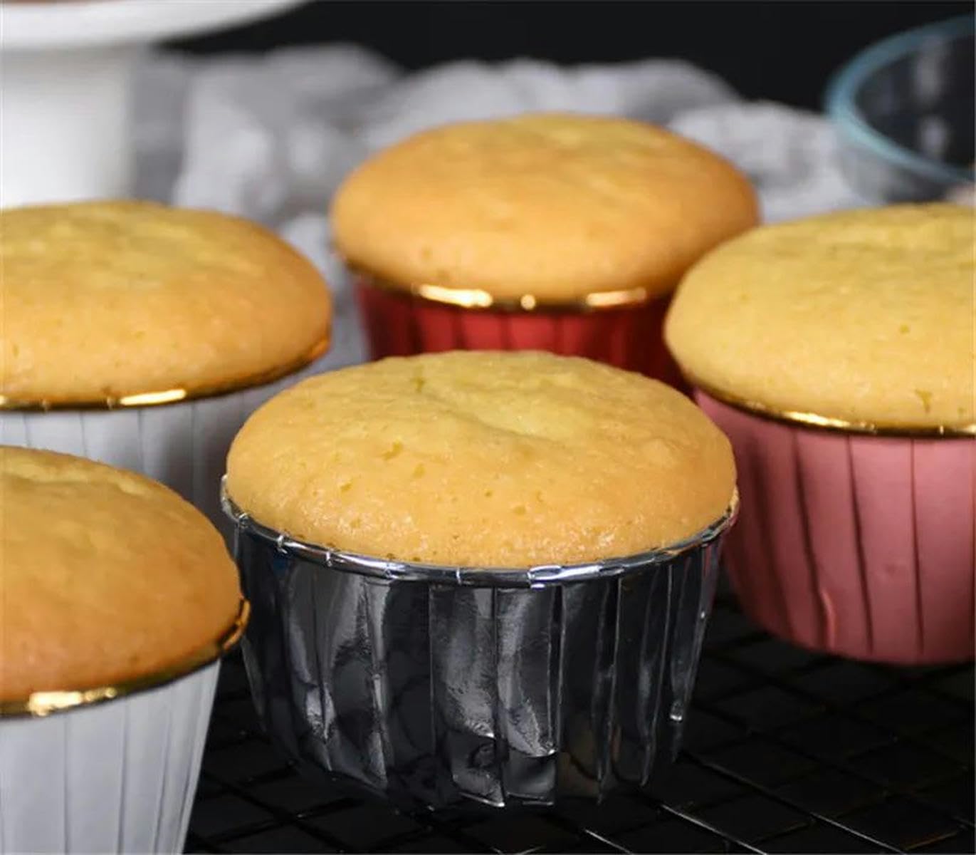 Kuchenförmchen, Muffinförmchen, Backförmchen 30 Stück Cupcake-Form, Pappbecher, öldicht, Cupcake-Einlage, Backbecher, Tablett, Hülle, Hochzeitsfeier, Caissetten, goldenes Muffin-Wrapperpapier, 30 Stüc
