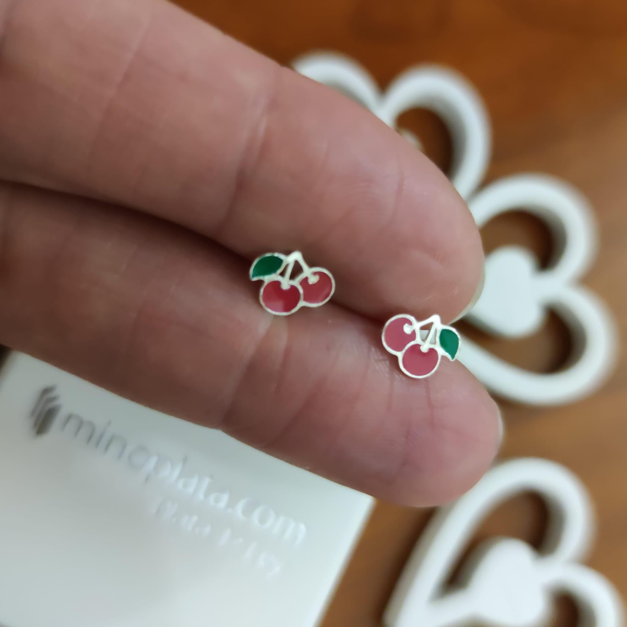Boucles d'oreilles pour enfants en forme de cerises en argent avec boucle de sécurité à vis