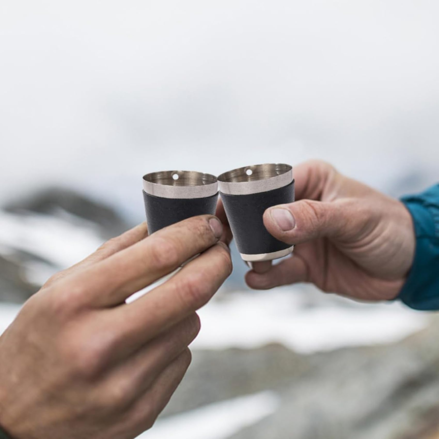 Paquet de 60 Verres à Shot en Métal pour Suspendre des Verres à Shot en Acier Inoxydable avec Chaîne Verre à Shot 30 ML Gobelet à Shot pour Les Fêtes,B