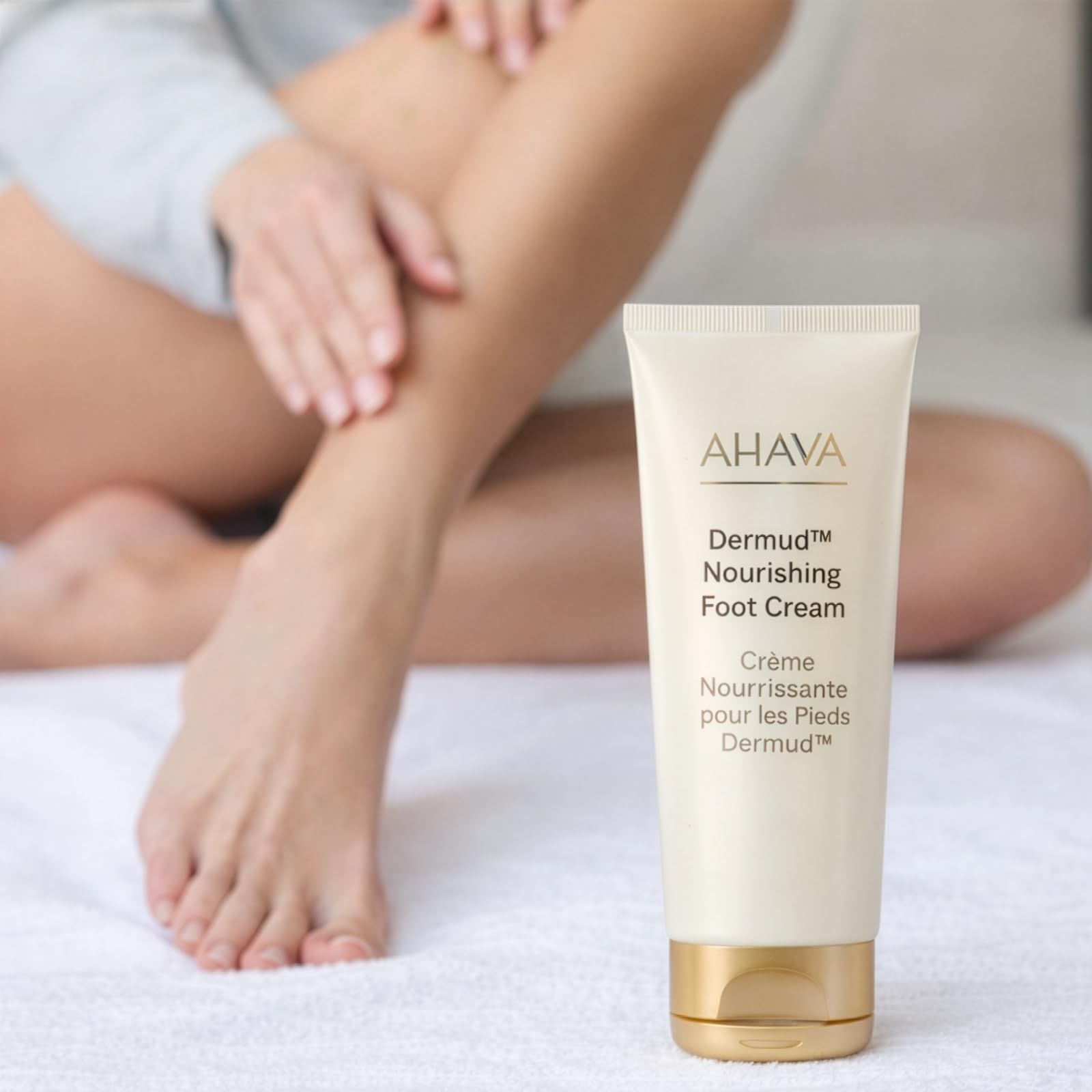 AHAVA Crema per i Piedi al Fango del Mar Morto - Idratazione Intensa e Nutrimento per Piedi Morbidi e Levigati - 100ml