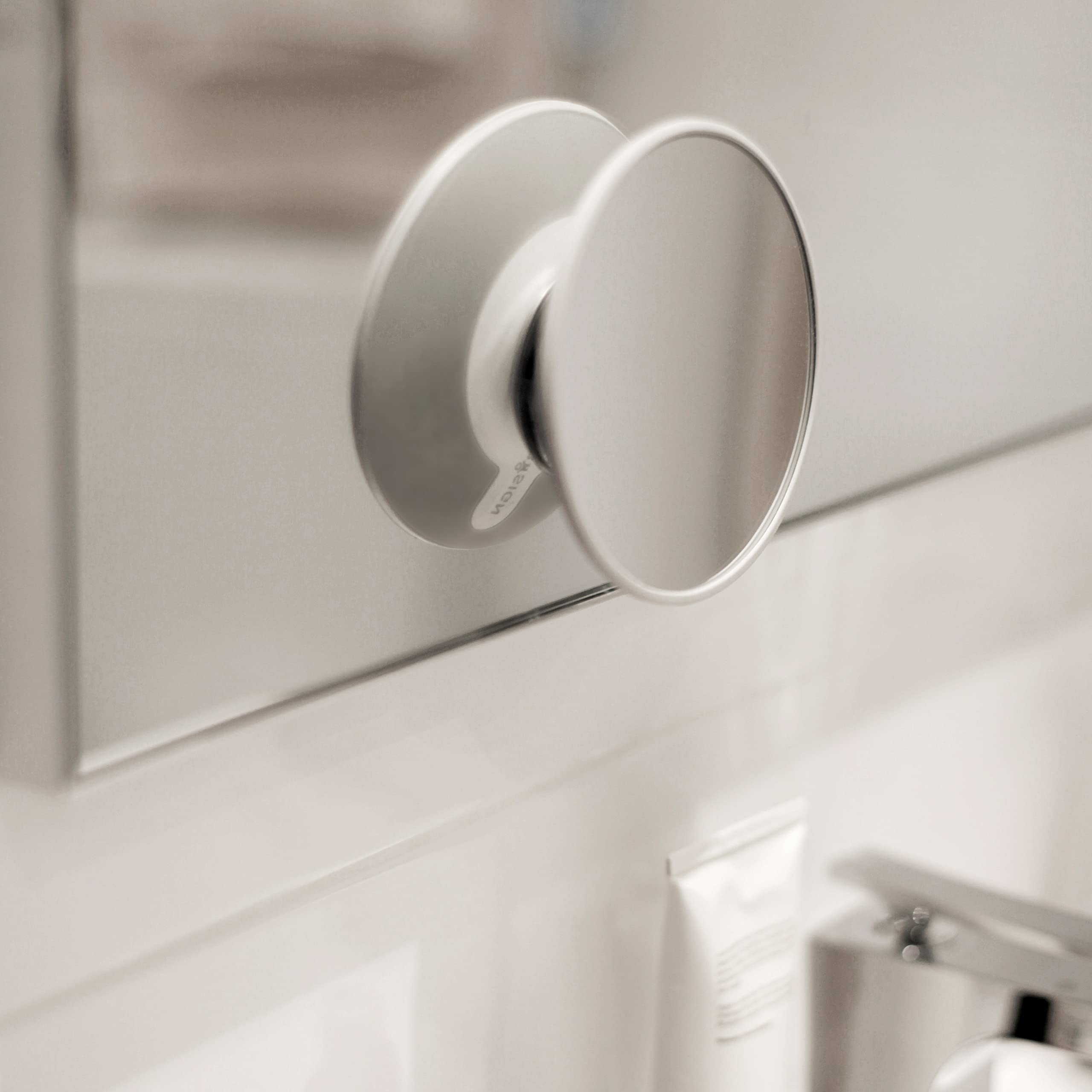 Abnehmbar Kosmetik Spiegel Airmirror 20 Fach Vergrößerung. Schwenkbar. Weiß (11,2 cm). Verdeckte Saugnapfbefestigung. Magnetverschluss.