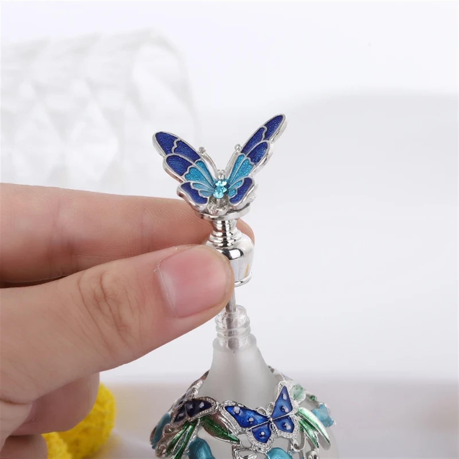 Vintage Glas ParfüMflasche Vintage Parfümflasche, Metall-Emaille-Dekor, Milchglasbehälter, Kolibri/Schmetterlingsverschluss, nachfüllbar, ätherisches Öl, Damengeschenk(Butterfly)