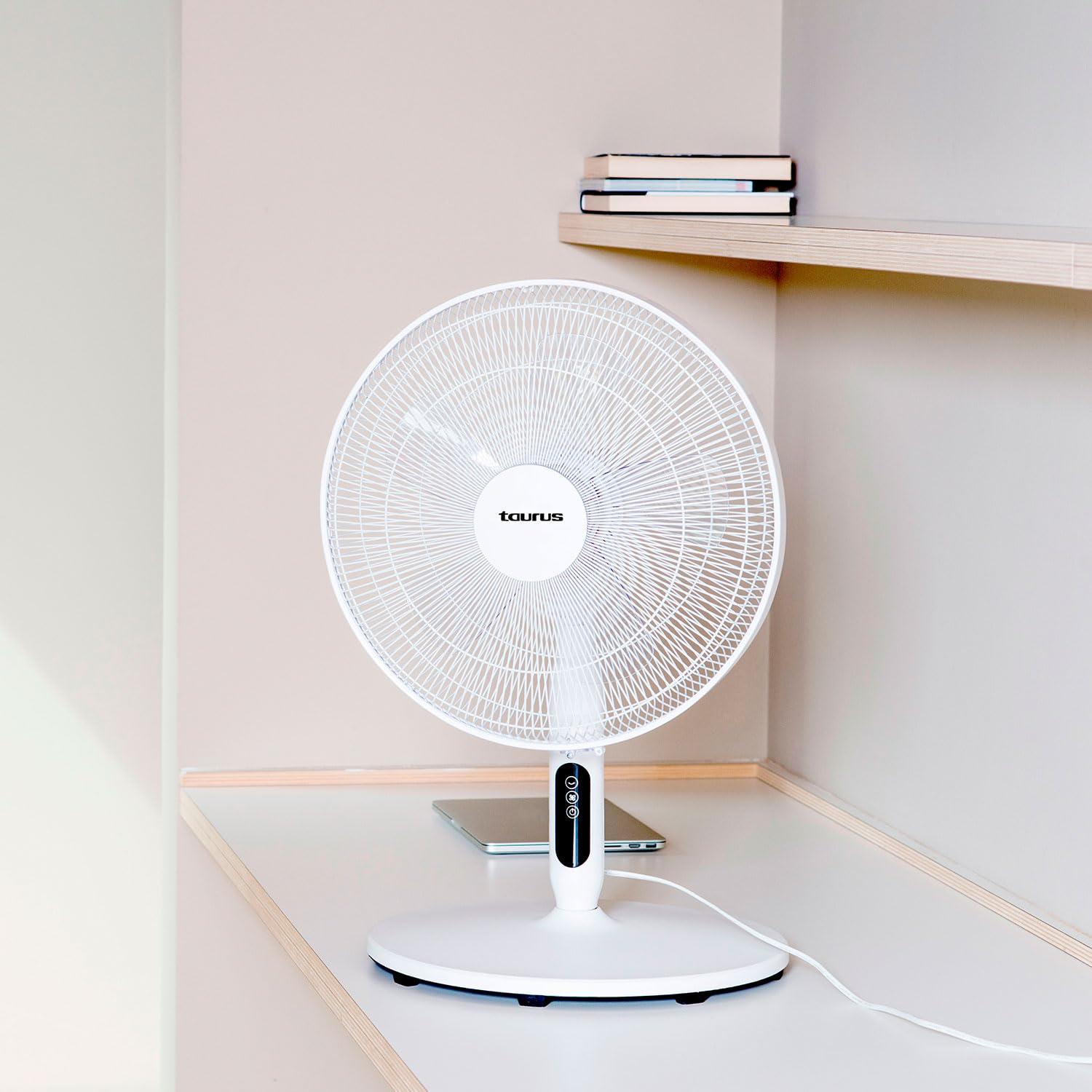 Taurus - Ventilatore a piantana 24W | Ice Brise Silence | Oscillante | Motore DC | 3-in-1 tavolo/piantana | 24 velocità | 3 modalità | Timer 18h | 5 pale | Display LED | Telecomando | Bianco