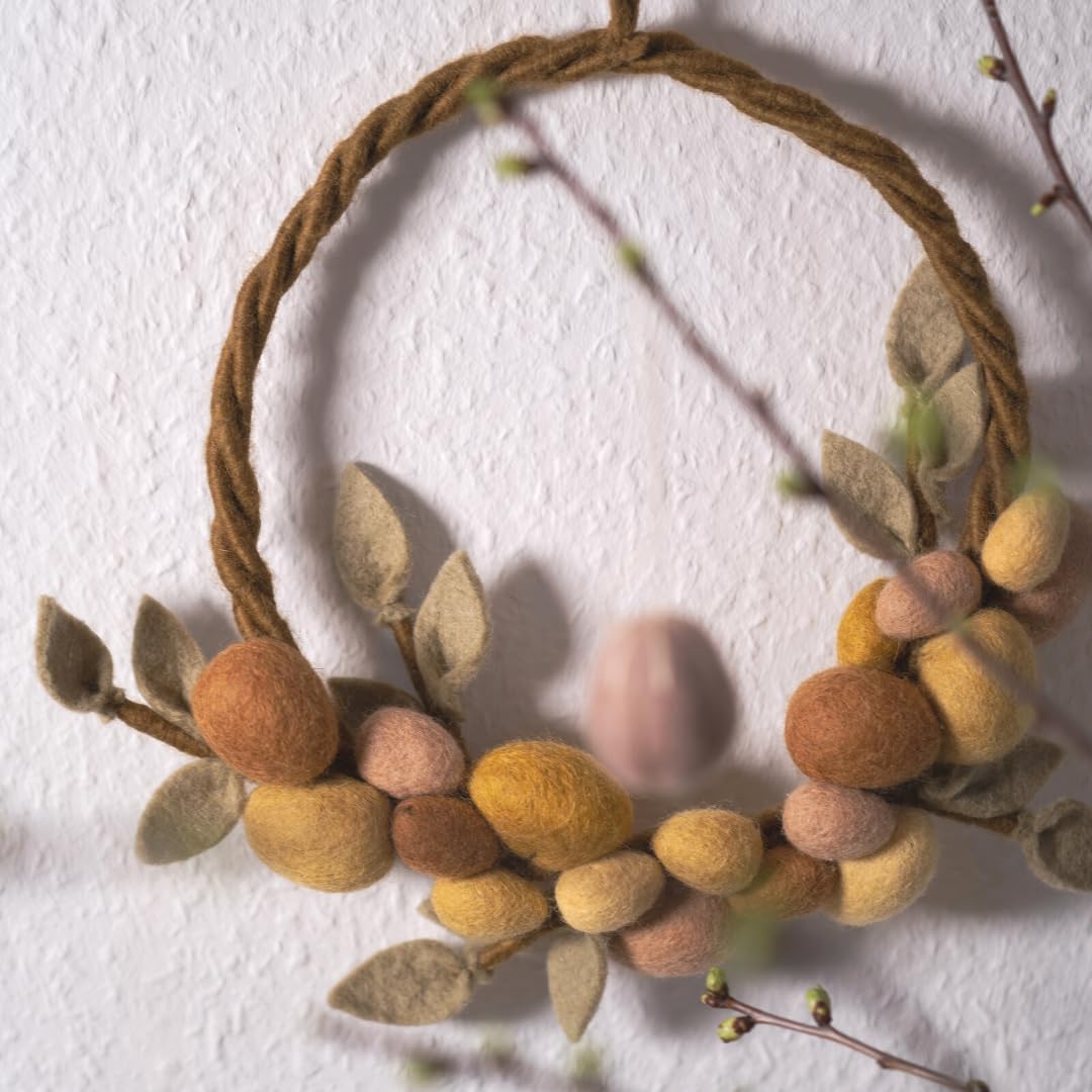 Gry & SIF Couronne de Pâques Tons de Terre | Fait Main | Porte avec Oeufs, Feutre | Commerce Équitable | à Suspendre, Décoration | ⌀ 25cm
