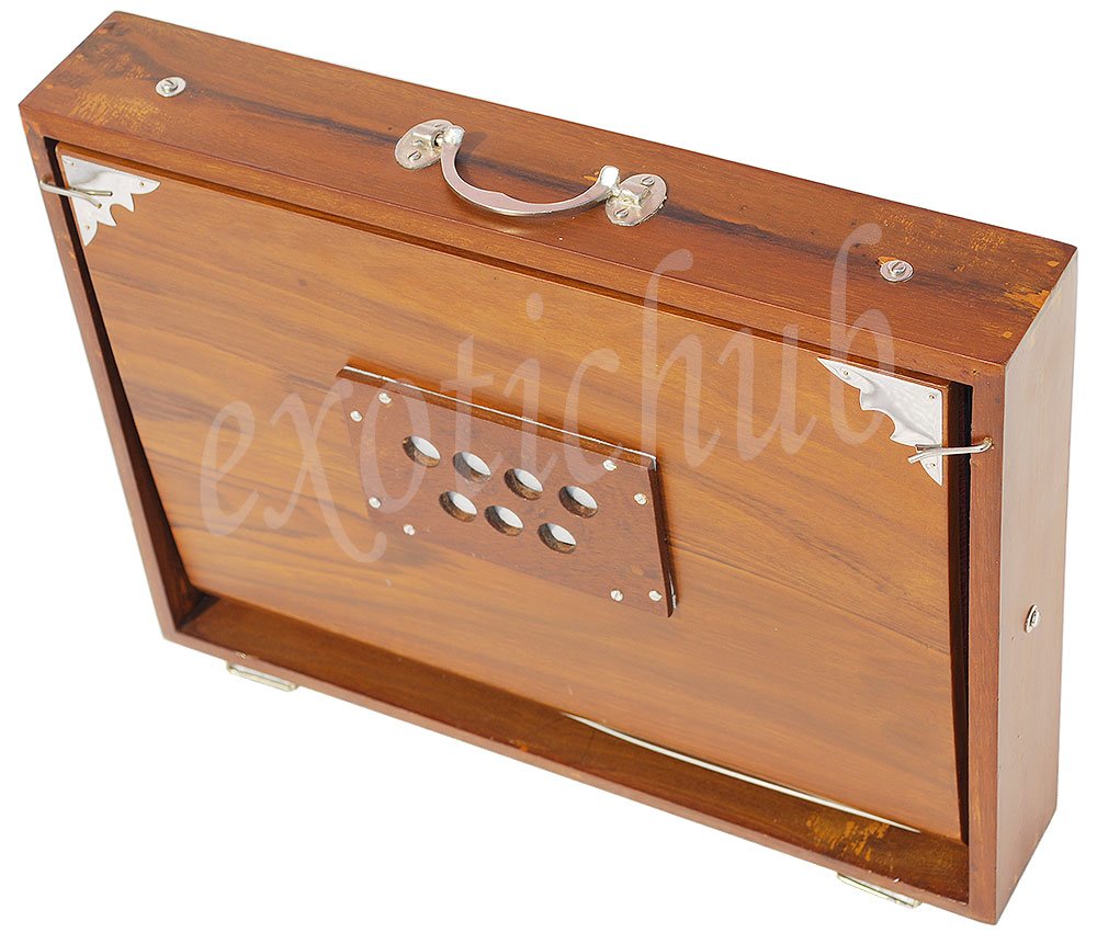 Shruti-Box aus Teakholz (40,6 x 30,5 x 7,6 cm), gestimmt auf: 440 Hz, Gigbag, Farbe: natürliches Teakholz, Tonart: -C zu C (niedriger Ton: Rohrblatt - Stecktyp), Sur Peti, Yoga, Bhajan, Kirtan, DJ