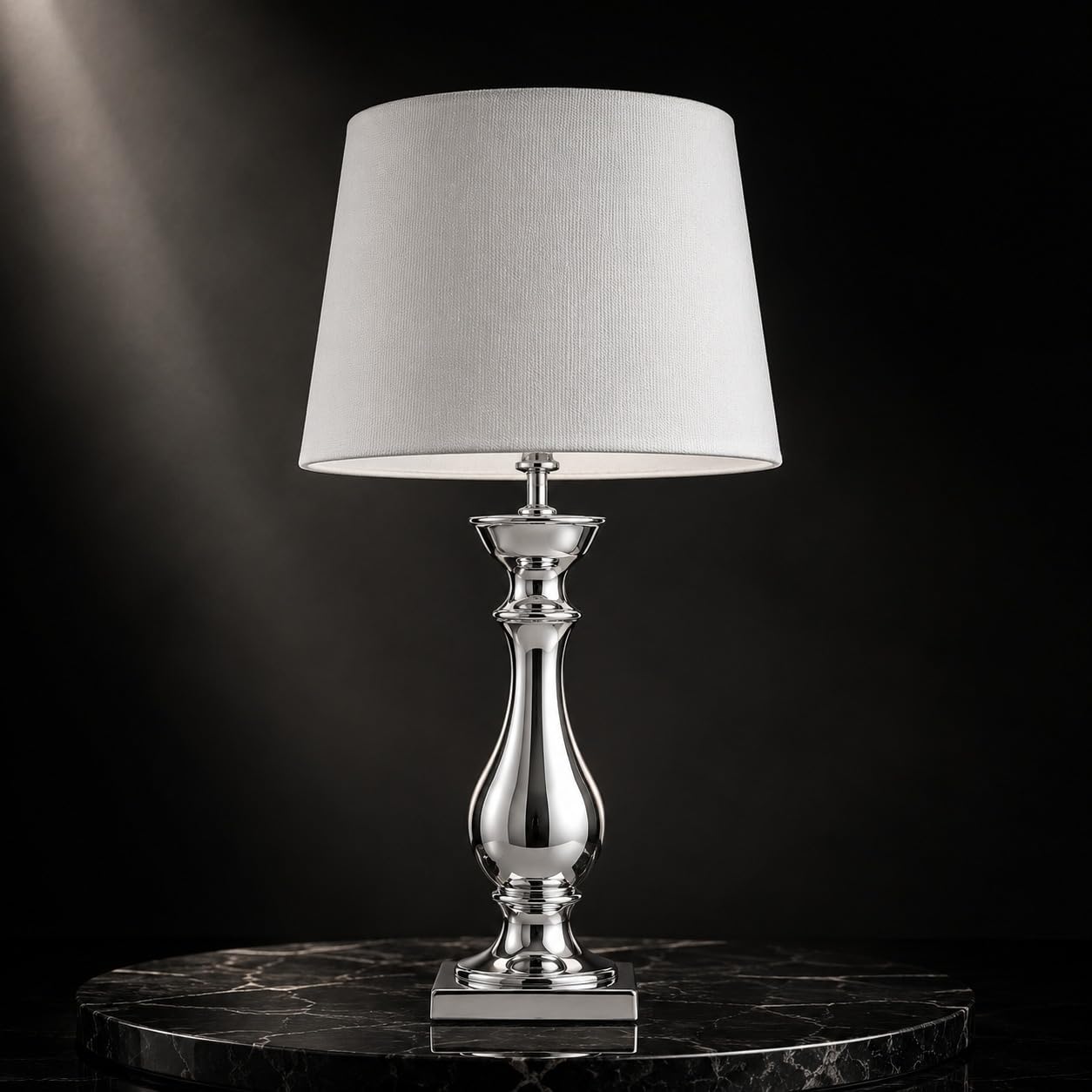 Tischlampe Silber Keramik 60 cm mit Weißem Stoffschirm – Nachttischlampe Schlafzimmer, Moderne Tischleuchte Wohnzimmer, E27 Tischleuchte mit Kabelschalter, Dekolampe, Leselampe für Büro & Flur