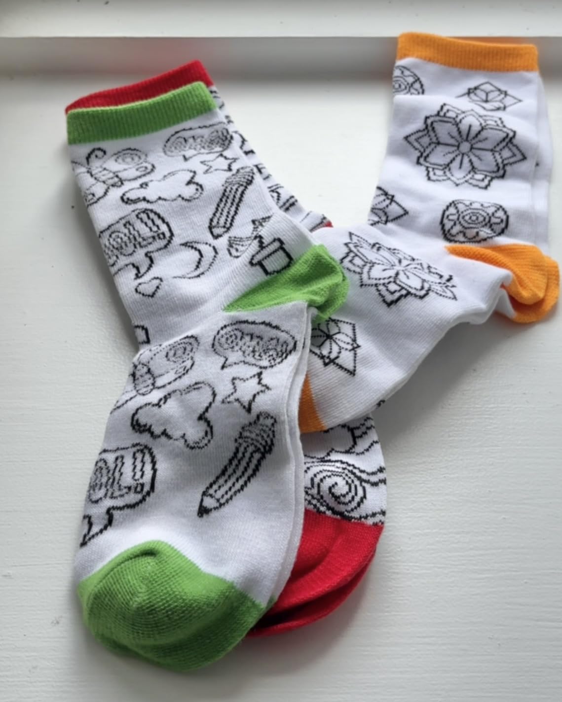 Buddy & Barney Calzini Doodle Personalizzabili – Set Da 3 Paia Di Calzini Con Disegni E 5 Pennarelli Per Tessuto, Attività Creativa Per Bambini Dai 3 Anni
