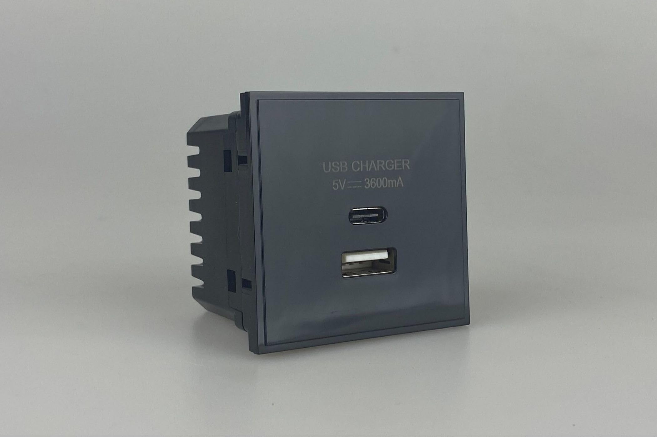 Varilight DUSBACB 13A Socket + USB, Datagrid Black