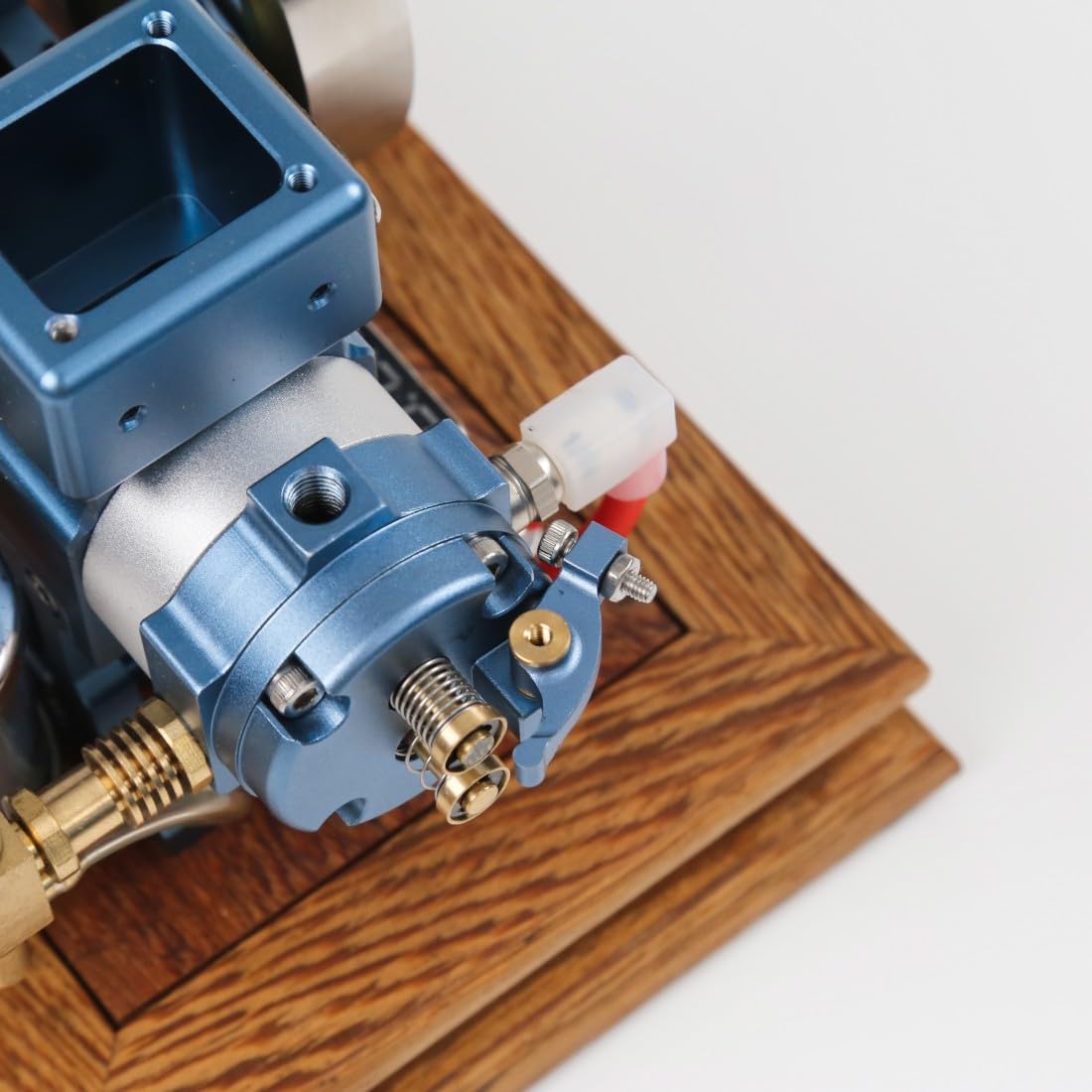 Modello di motore orizzontale a quattro tempi con raffreddamento ad acqua e generatore | Il controllo della velocità e la doppia uscita di corrente combinano la meccanica visibile con l'esecuzione del generatore.