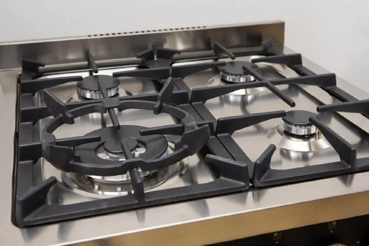 Close-up of GURARI 614 BL gas hob burners with cast iron grates