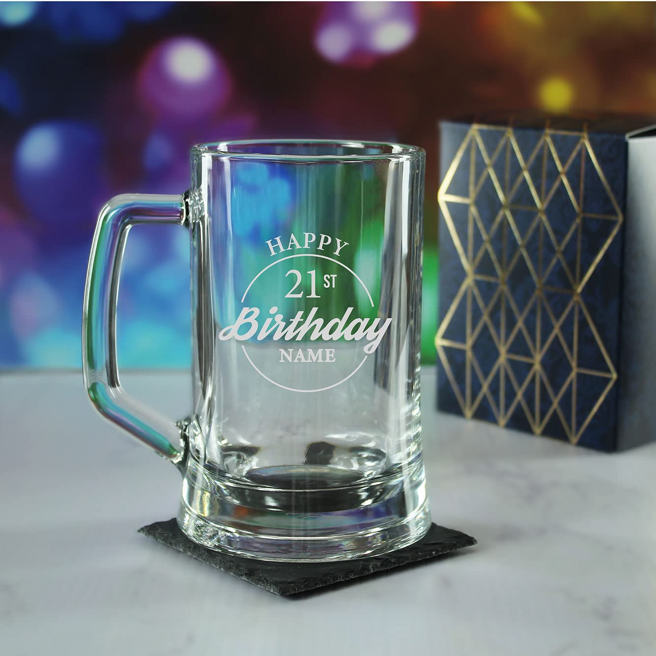 Chope à bière gravée personnalisée avec inscription « Stein Happy 21st Birthday » dans une boîte cadeau