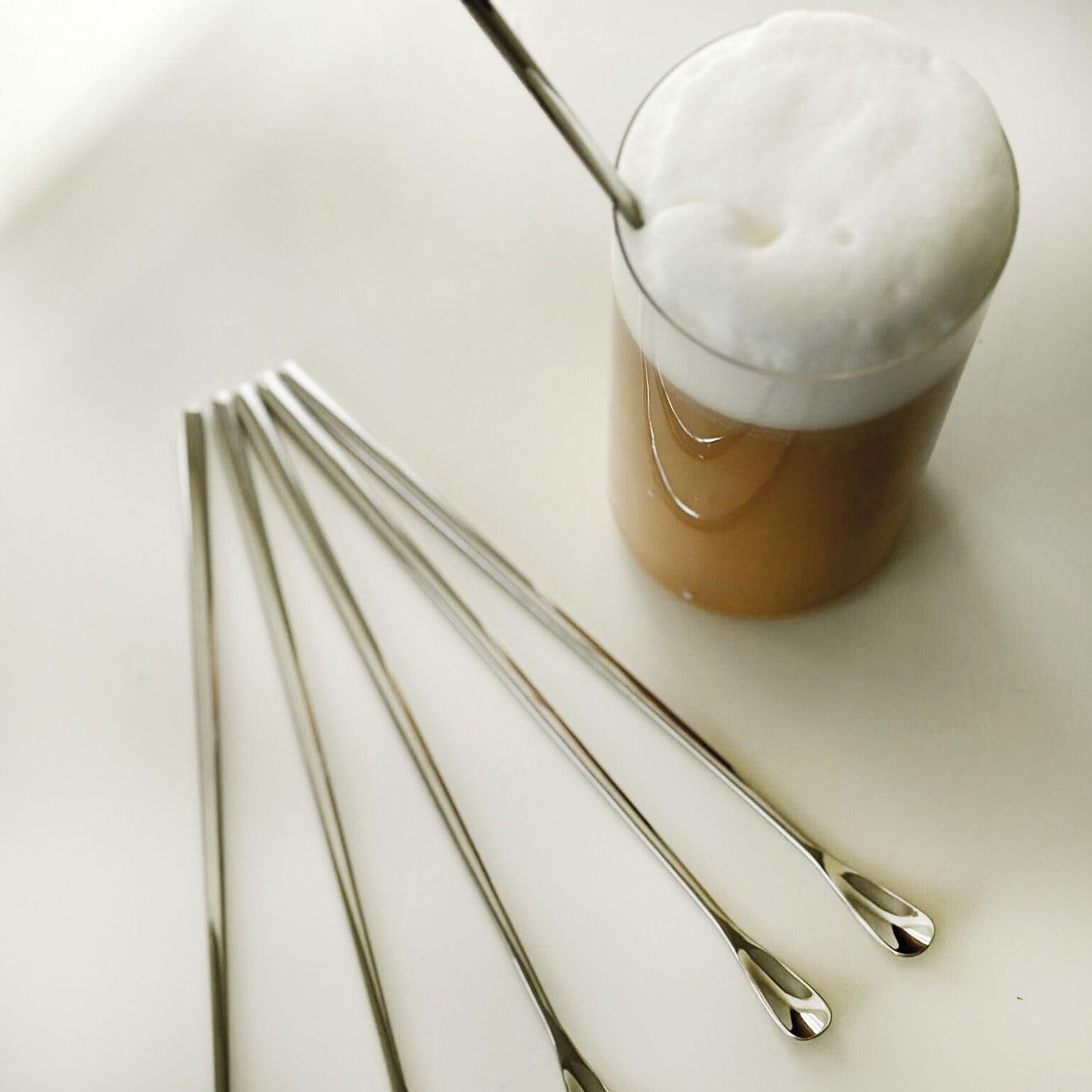 Intirilife Ensemble de 6 cuillères à latte macchiato en acier inoxydable Argenté - Longueur de 22 cm - Cuillères à glace avec manche long, cuillères à dessert, pour café, milkshakes, cocktails