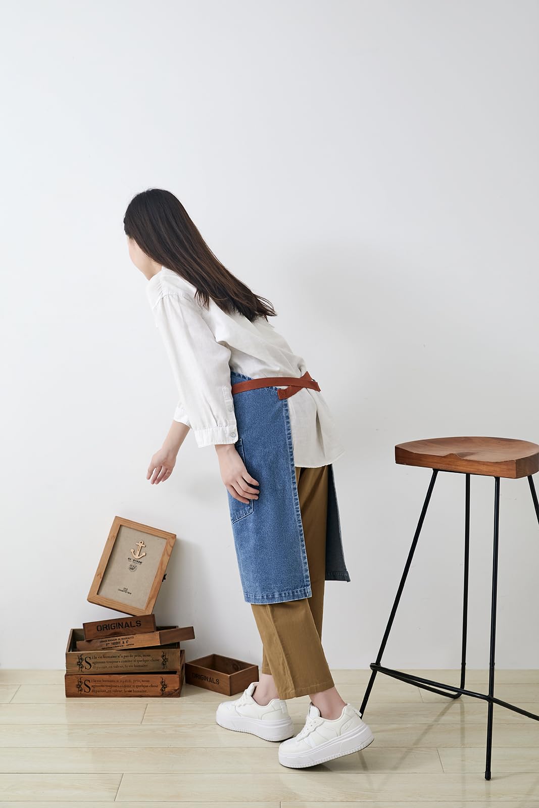Pincy Cotton Denim Apron, Unisex Adjustable Bib Apron with Pockets for Cooking Kitchens (Light Blue) - Image 4