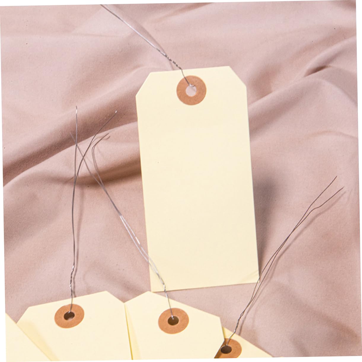 Gatuida 250piezas Etiquetas De Envío Manila Con Alambre De Hierro Etiquetas De Embalaje Reutilizables Material Resistente y Seguro Para Etiquetado De Cargas y Paquetes