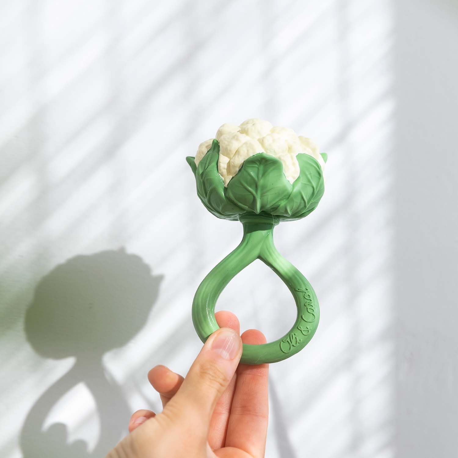 Oli & Carol - Hochet et anneau de dentition pour bébé en caoutchouc naturel - Cadeau pour bébé 0 3 6 mois, 1 an - Cauliflower