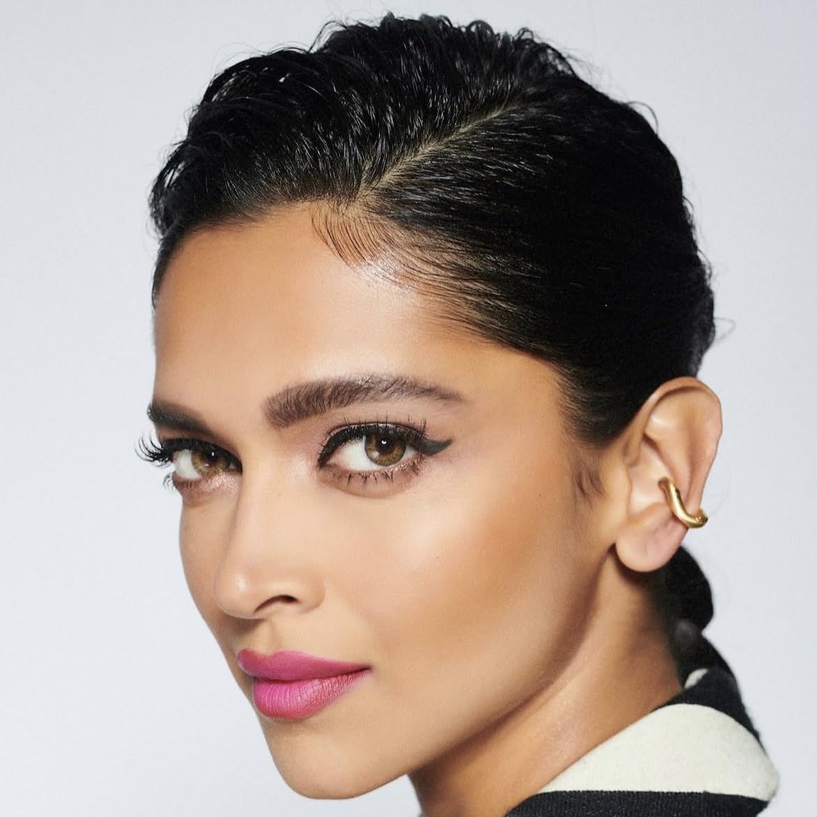 Vihira Premium Organic Castor Oil (2 Fl Oz), Cold Pressed, 100% Pure, Extra Virgin, Hexane Free, Castor Oil for Hair Growth, Eyelash, Eyebrow, Cuticles, Nails, Skin, Belly Button, Muscle & Wellness.