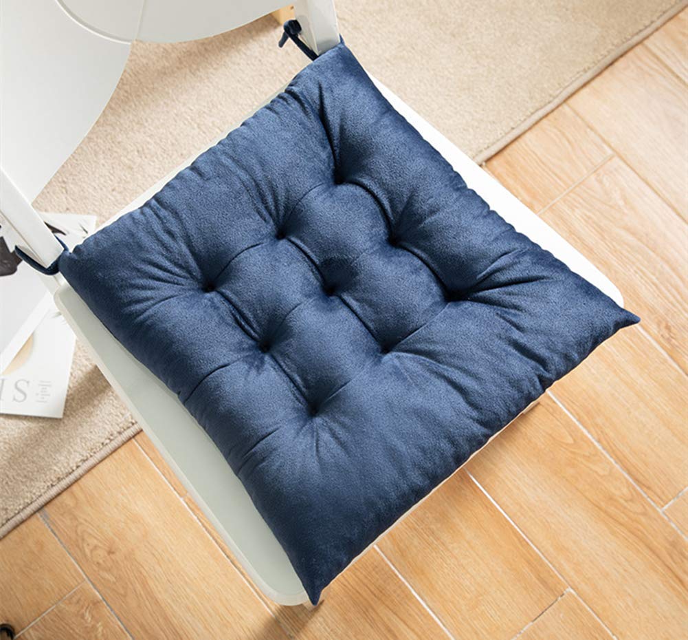 Coussin de chaise de jardin en velours bleu pour sublimer vos soirées sur le balcon ou le patio