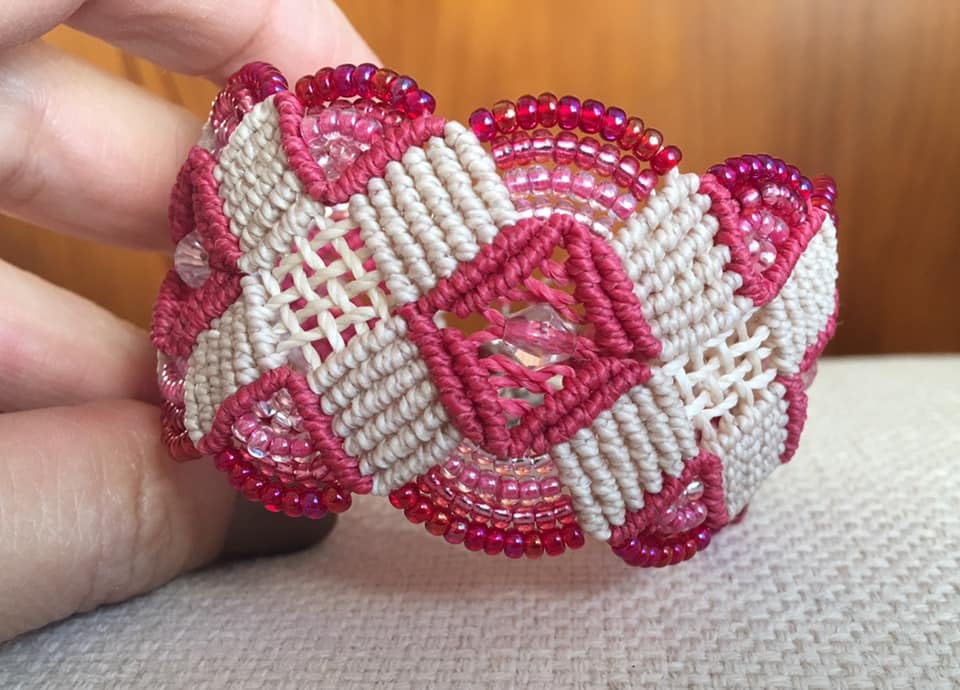 Genérico Brazalete ancho macramé hecho a mano con hilo encerado en tonos beige y rosa y cuentas y rocallas cristal a juego Colgante alitas y cierre mosquetón