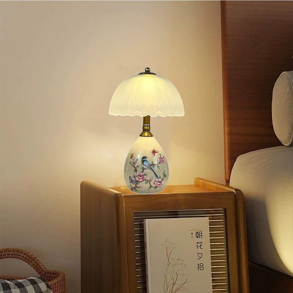 Mengjay Lampada da Tavolo Salotto in ceramica,E27 Lampada da scrivania,Paralume in Vetro,Base Decorata con Fiori e Uccelli,ampada comodino per camera da letto, studio, comodino (Bianco)