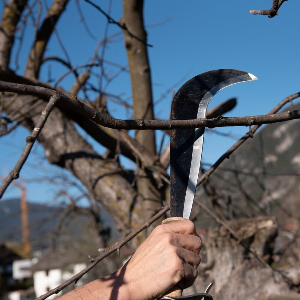 4betterdays.com Handgeschmiedetes Schweizer Gertel mit Ledergriff inkl. Gratis Schleifstein - Staudensichel, Handsichel, Sichel Garten, Sichelmesser/made in Germany
