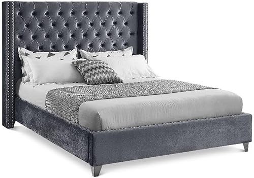 Miniatura 24 de Meridian Furniture – Cama con respaldo de terciopelo abotonado, Aiden-Q-Aiden, con recortes cromados con forma de cabezal de clavos y patas