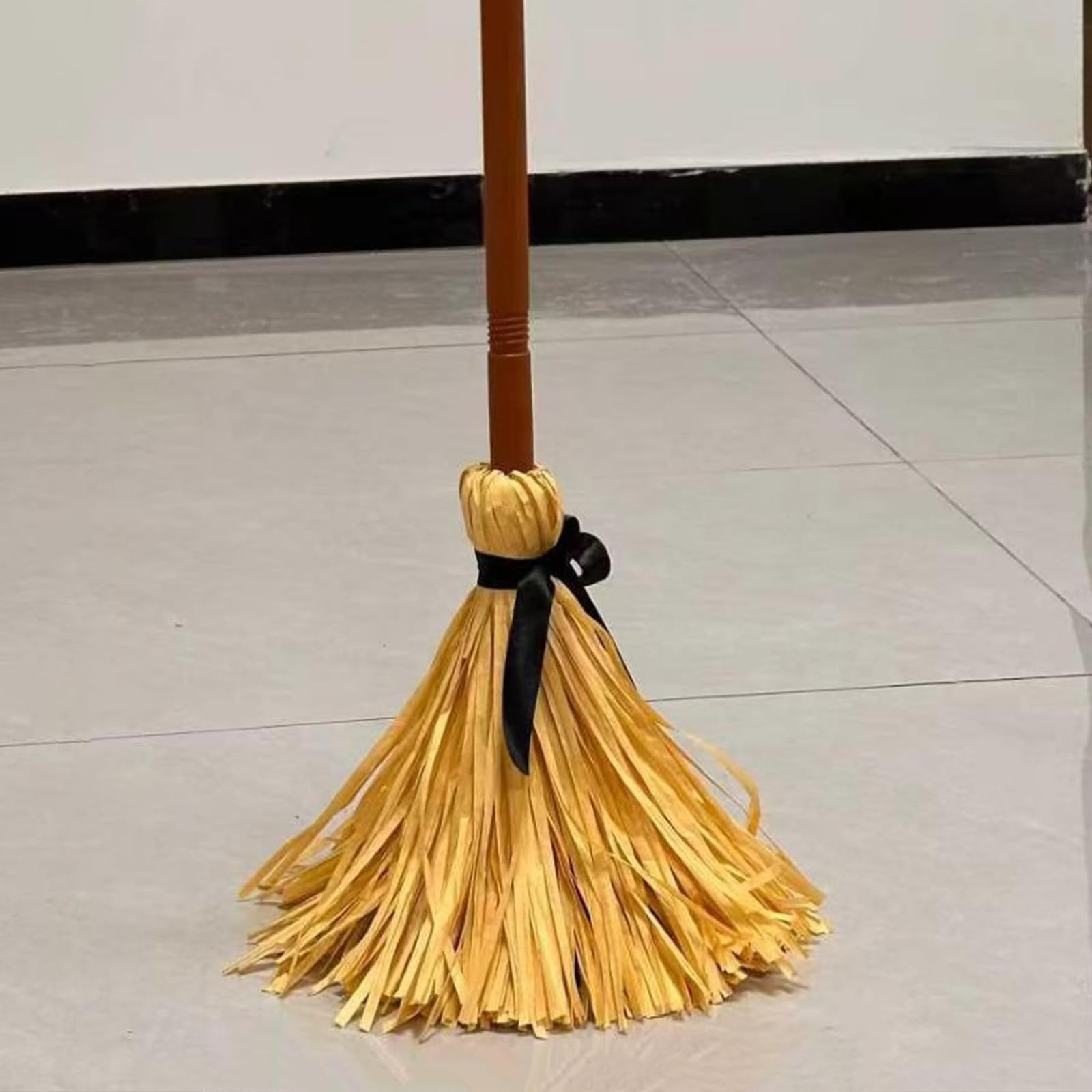 Scopa elettrica animata da strega, decorazione sospettante