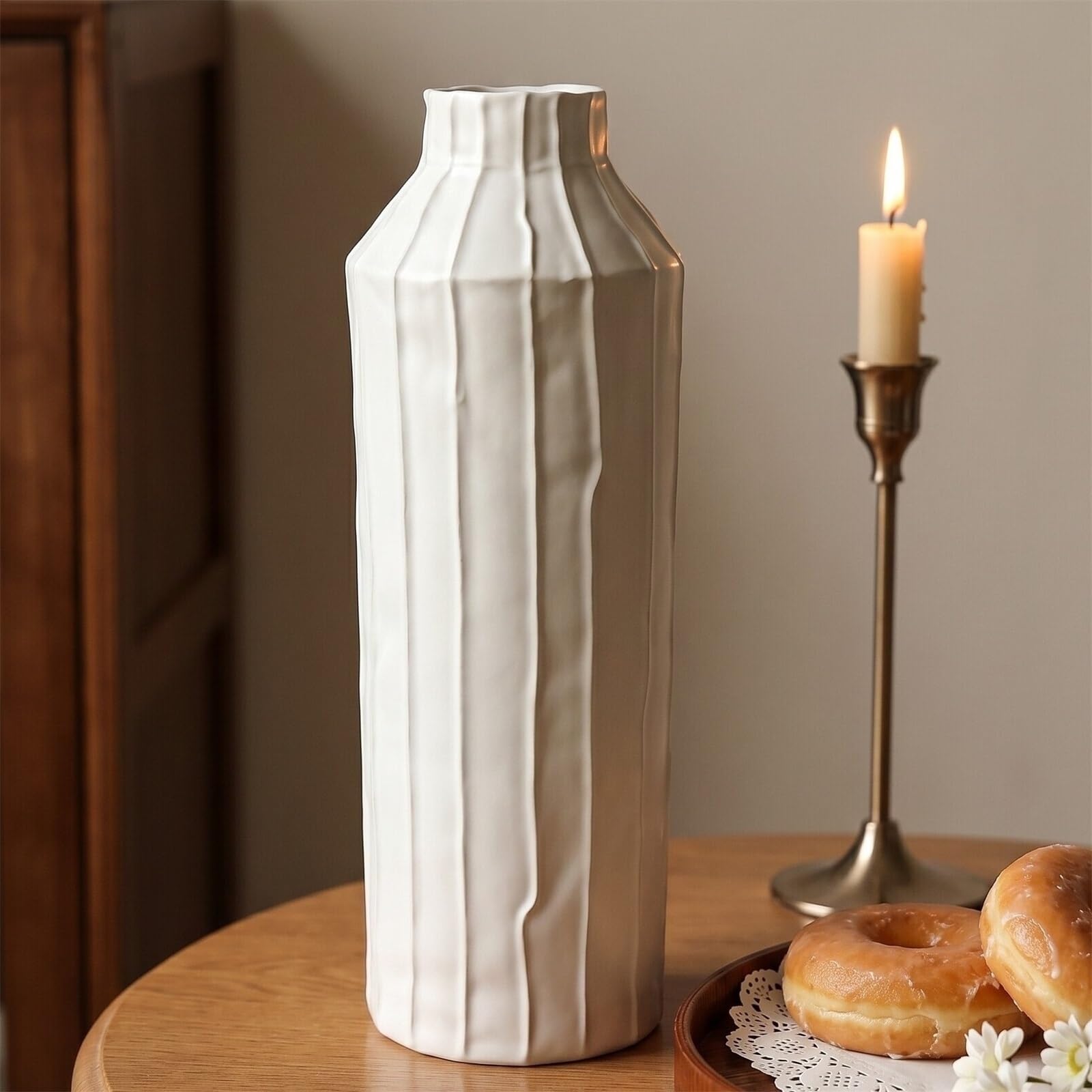 Minimalistyczny biały żebrowany wazon ceramiczny o wysokości 34 cm stół