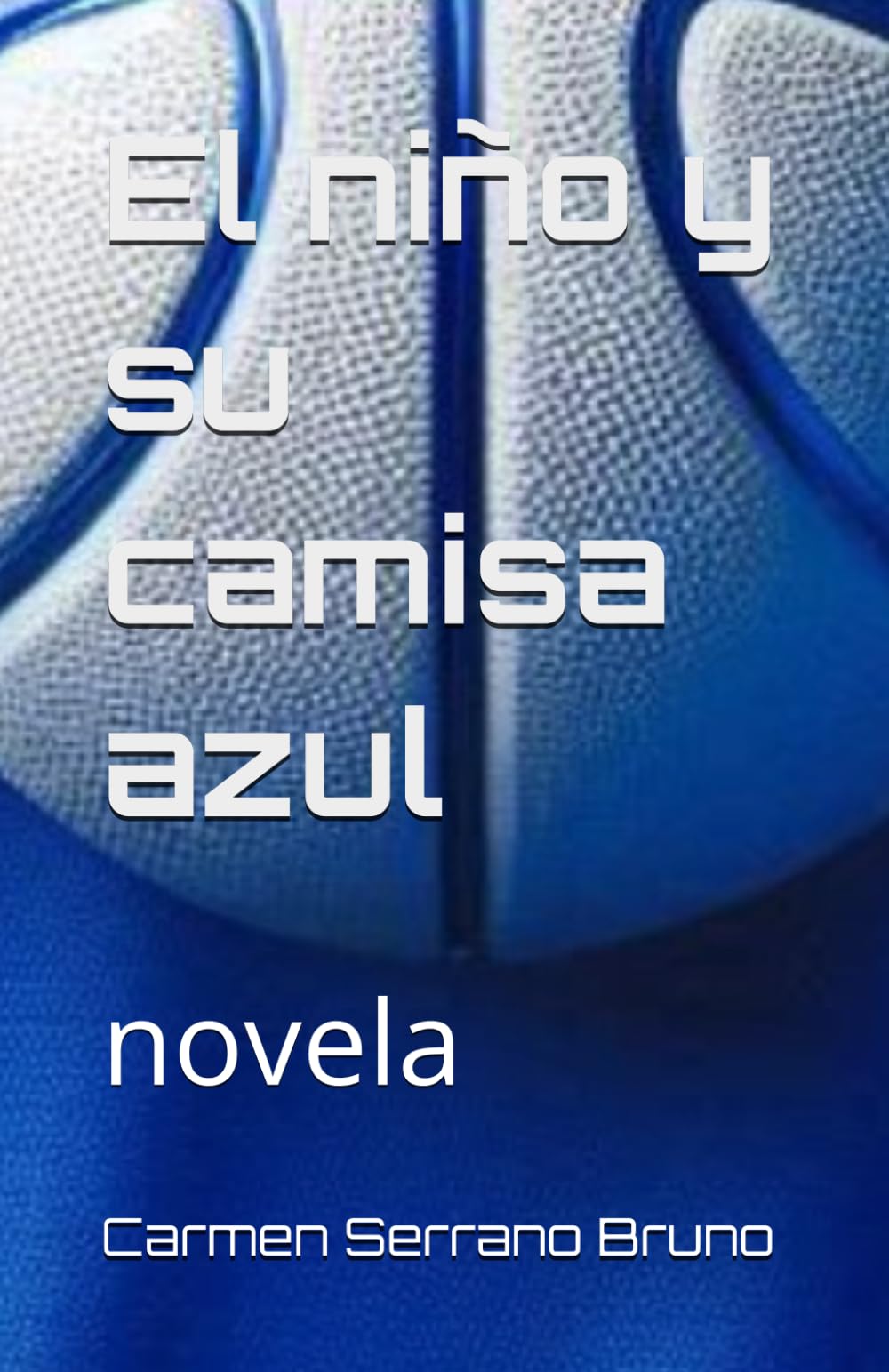 El niño y su camisa azul