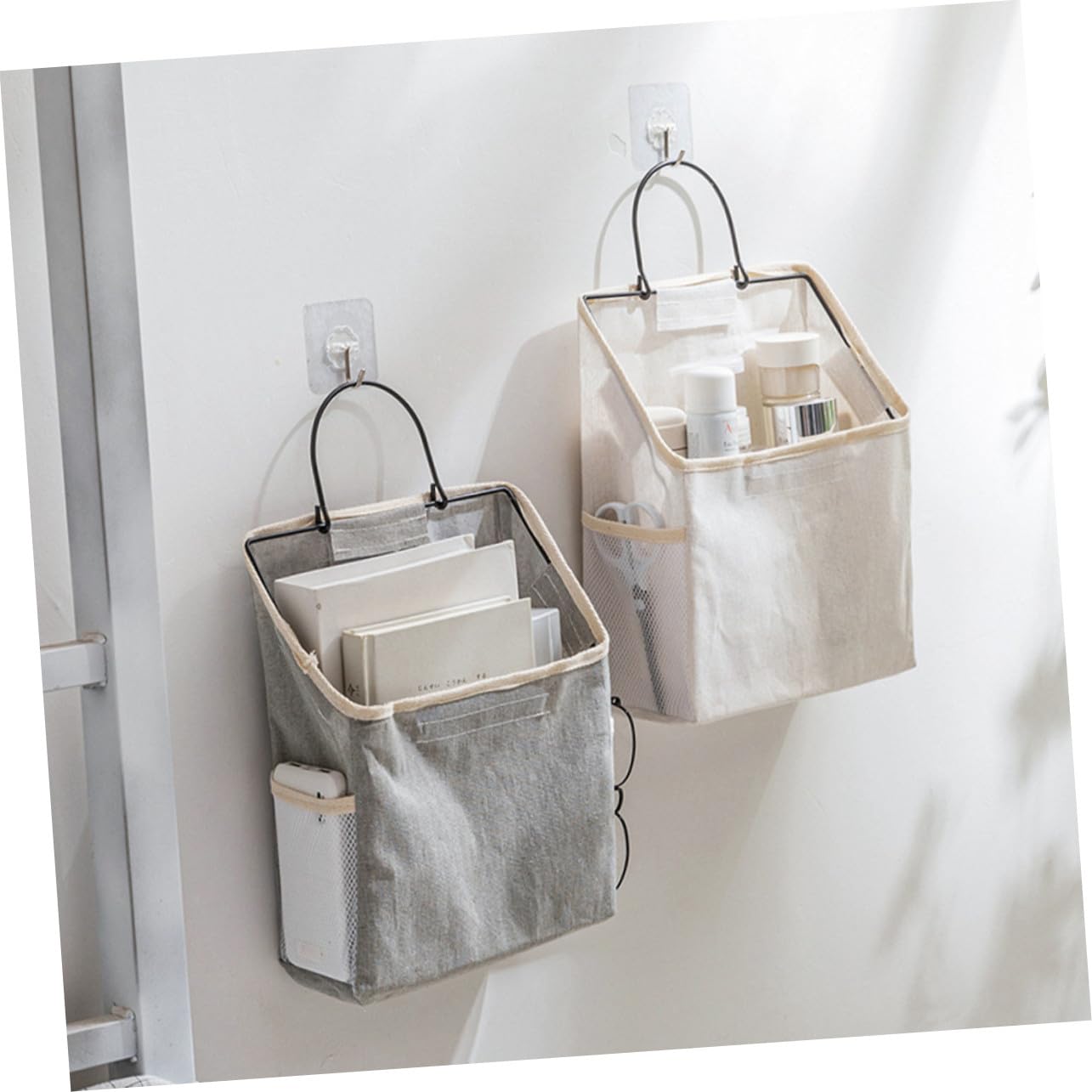 BESTYASH 2 pezzi Borsa Portaoggetti da Parete in Tessuto Pieghevole con Gancio Adesivo Organizer Multiuso per Camera Cucina e Armadio Resistente e Leggera Colori Grigio e Bianco