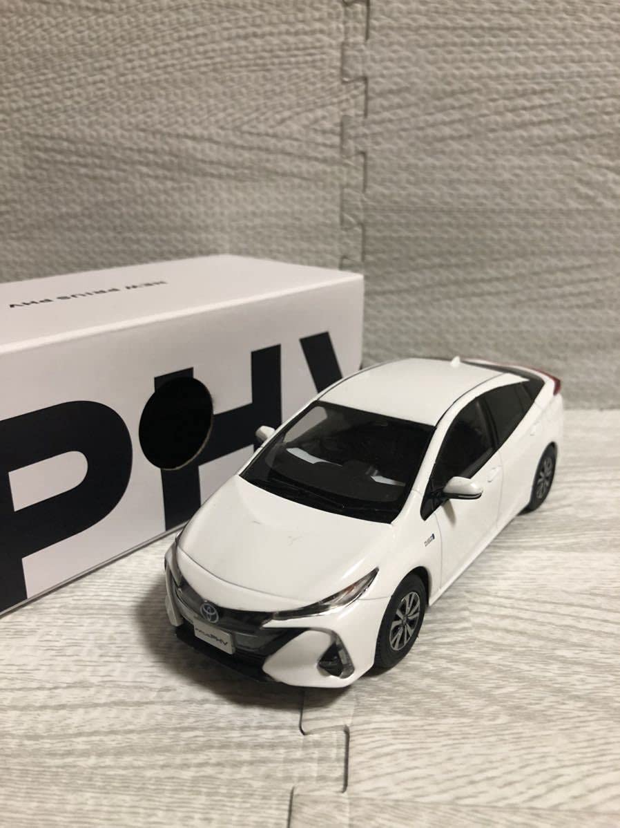 Amazon.co.jp: 1/30 ミニカー 新型プリウスPHV カラーサンプル