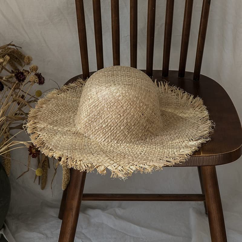 Chapeau de paille de raphia protégeant du soleil d'été avec large bord