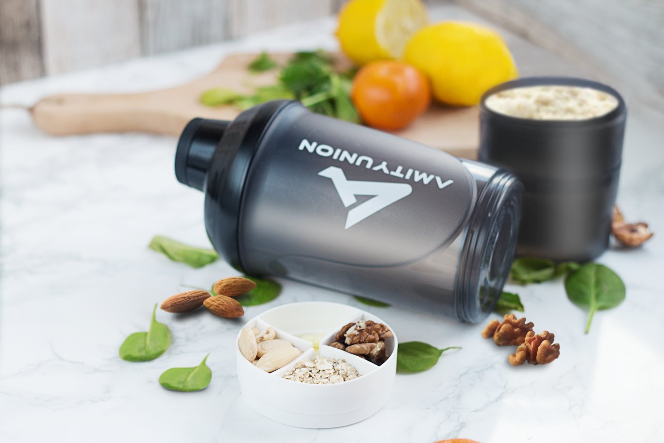 AMITYUNION Shaker per proteine ​​- L'ORIGINALE Senza BPA con setaccio, scala per frullati di siero di latte cremosi, tazze Gym Deluxe per isolati e concentrati sportivi, (Tazza fumogena nera)