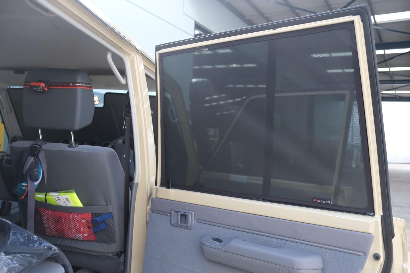 SNAPSHADES osłony tylnej szyby samochodu do Toyoty Landcruiser serii 70 (seria 76/79; 1984-obecnie)