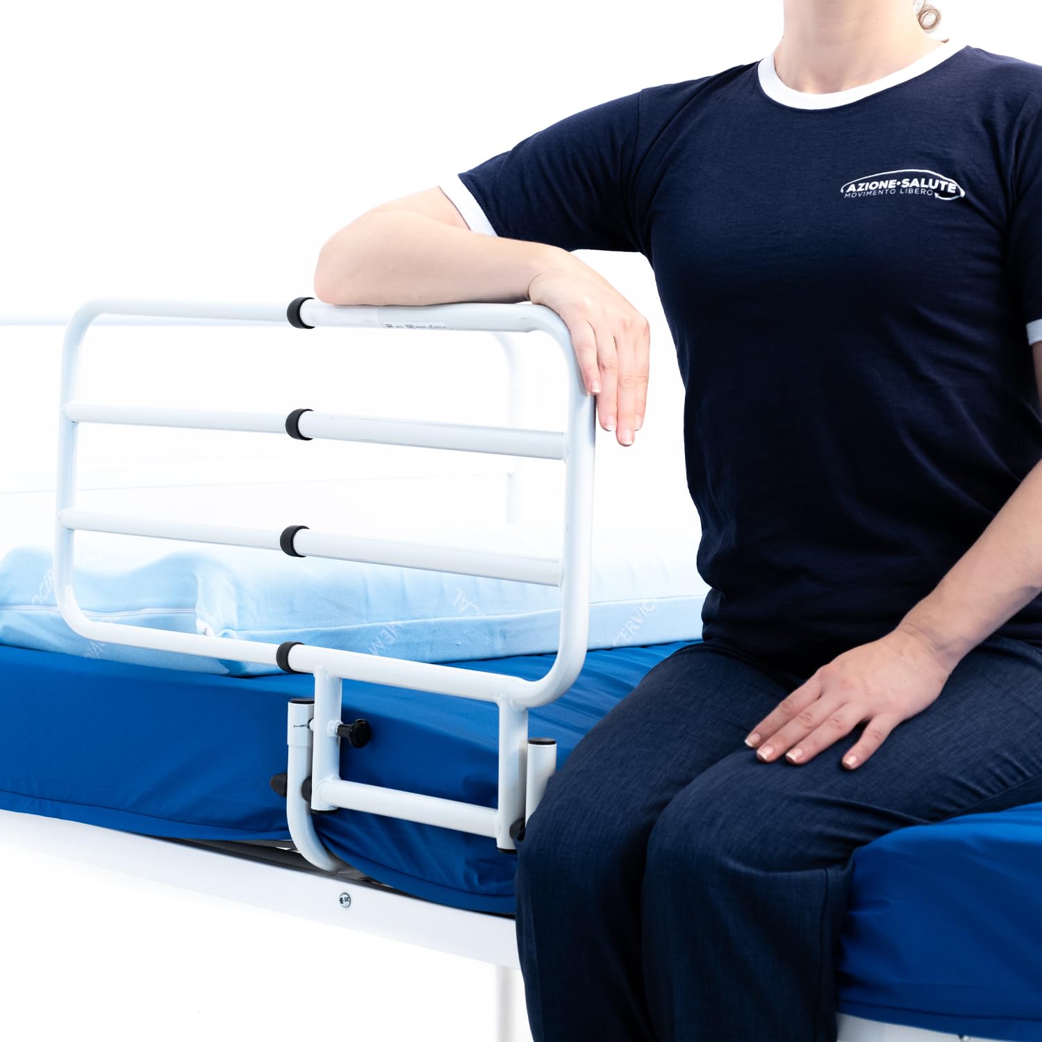 Azione Salute Sponda Letto Universale Telescopica e Ribaltabile – Regolabile in Larghezza con Struttura in Acciaio Verniciato Bianco – Ideale per Letti da Degenza di Anziani e Disabili