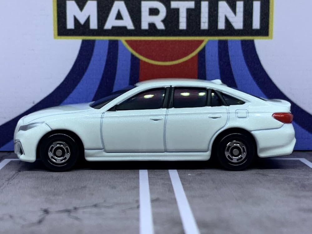 Amazon.co.jp: トミカ 26 クラウン RS ホワイトパール 絶版 新車