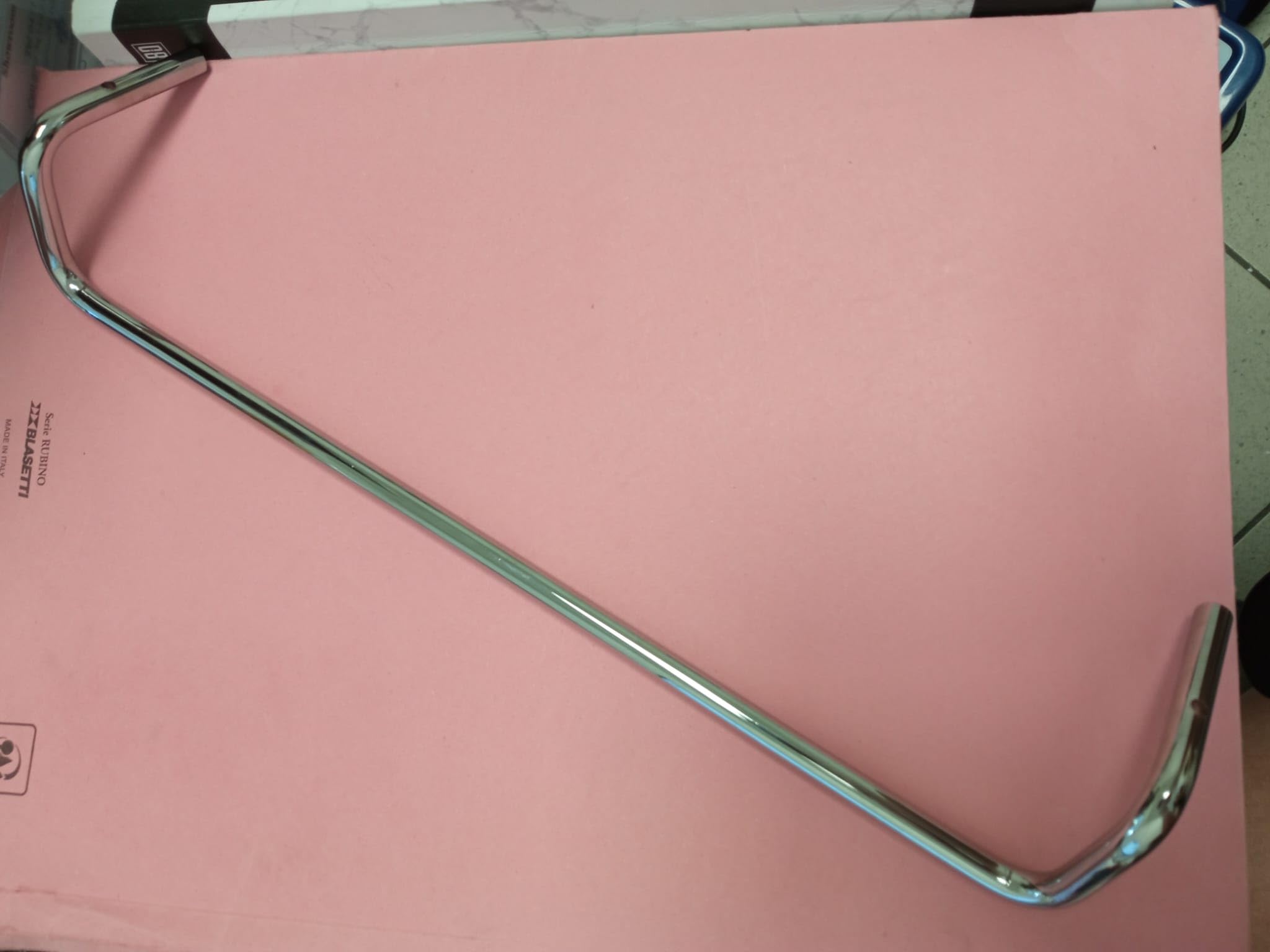 Porte-serviettes pour meuble de salle de bain design minimaliste