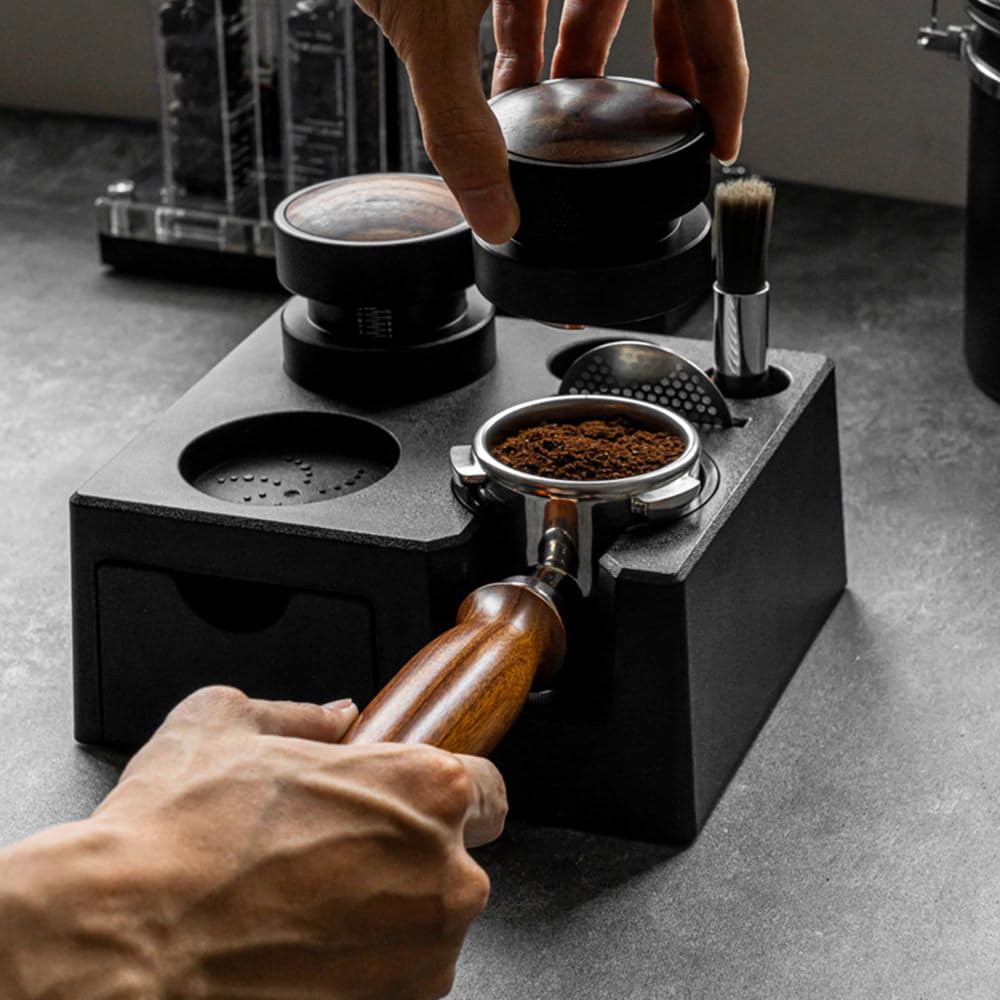 Tamper Station Universal para Barista 51-58mm | Soporte de Apisonamiento de Espresso con Agitador y Cepillo para Guardar el Tamper de Espresso, Dispensador, Portafiltros