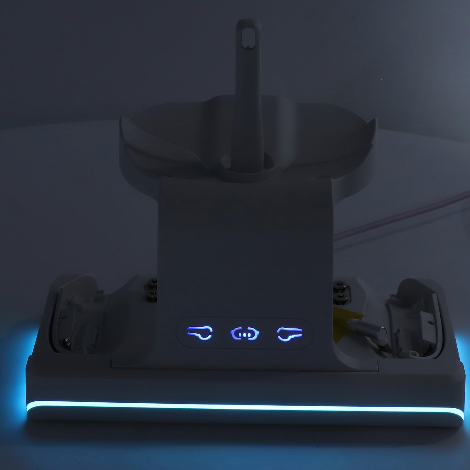 Supporto di ricarica per controller VR con luce RGB, stazione di ricarica wireless per cuffie VR, stazione di ricarica rapida di tipo C per 2, include 2 batterie ricaricabili e St (bianco)
