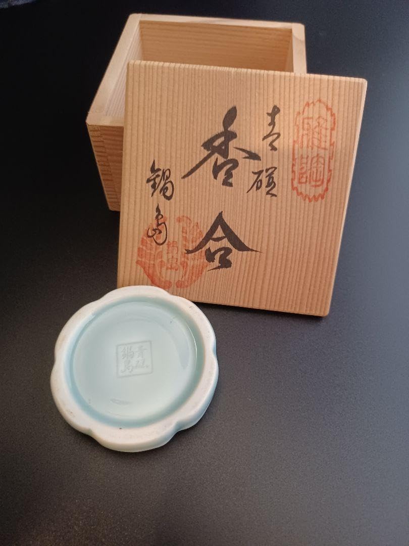 香合　鍋島焼　青磁　花　水色の陶器　木箱入　茶道　茶道具　裏千家　表千家 香合 鍋島焼 青磁 花 水色の陶器 木箱入 茶道 茶道具 裏千家 表