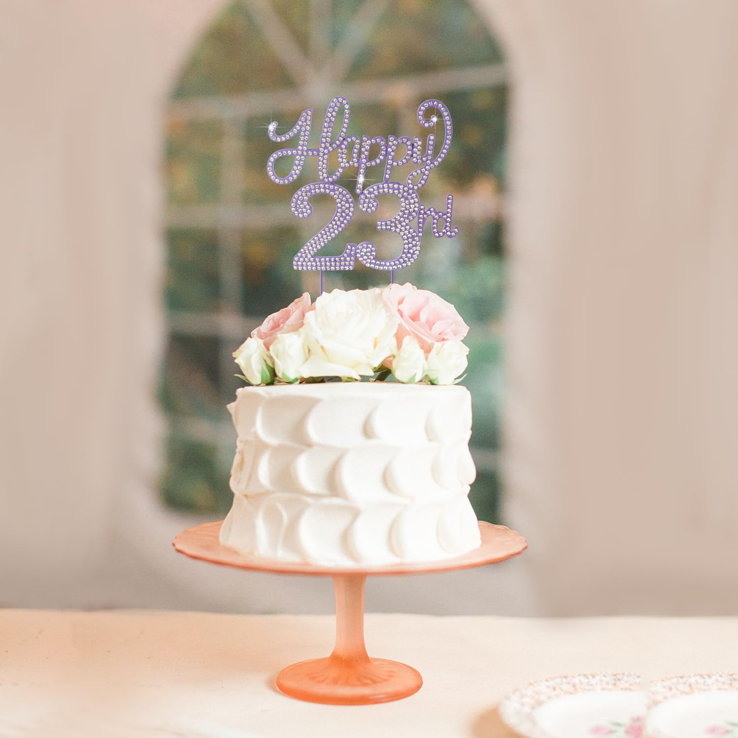 Dekoracje z okazji 23 urodzin, 23. urodziny fioletowa ozdoba na tort ze strasem – 'Cheers to 23 Years Old Bday Party' metalowy błyszczący znak centralny tortu.