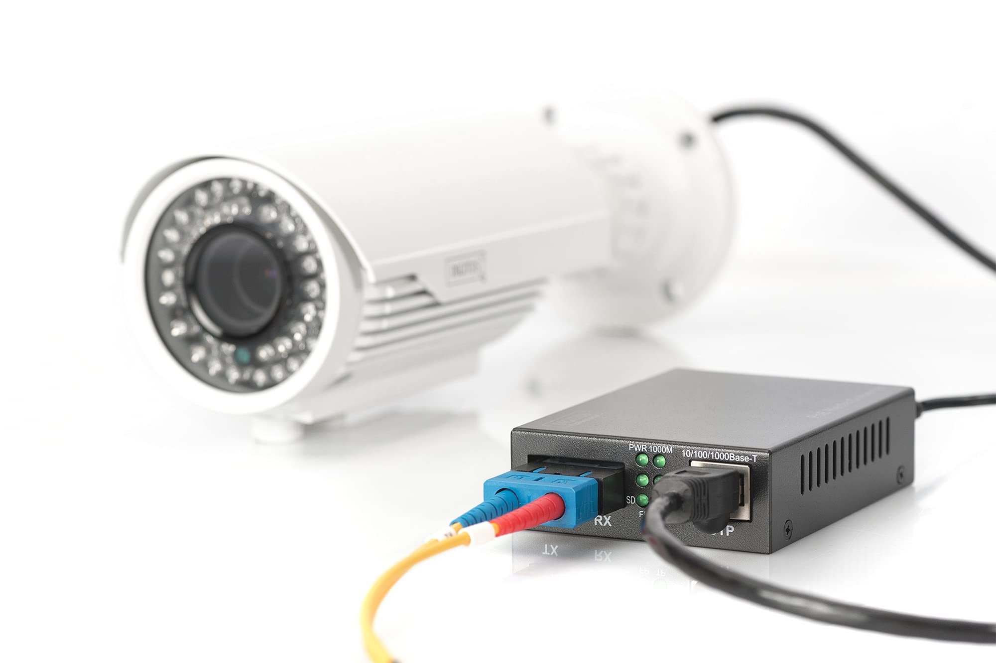 DIGITUS Convertisseur de média Gigabit – RJ45 vers SC Duplex – monomode | Injecteur PoE – 1 Gbit/s – longueur d'onde 1 310 nm – portée jusqu'à 20 km – cuivre vers fibre optique – noir