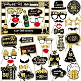 【Paquete incluido】1 pieza de accesorios para fotomatón de cumpleaños de oro negro, marco de fotos para selfie y 37 piezas de accesorios para fotomatón de cumpleaños con sombreros, anteojos, barbas, labios, pajaritas, jarras de cerveza, gorras de cumpleaños, globos con números, cajas de regalo, copas de vino, etc. El marco de la cabina de fotos es de tamaño perfecto para niños, niñas, preescolares, niños, adultos, escuela secundaria o decoración de fiesta de cumpleaños universitaria.