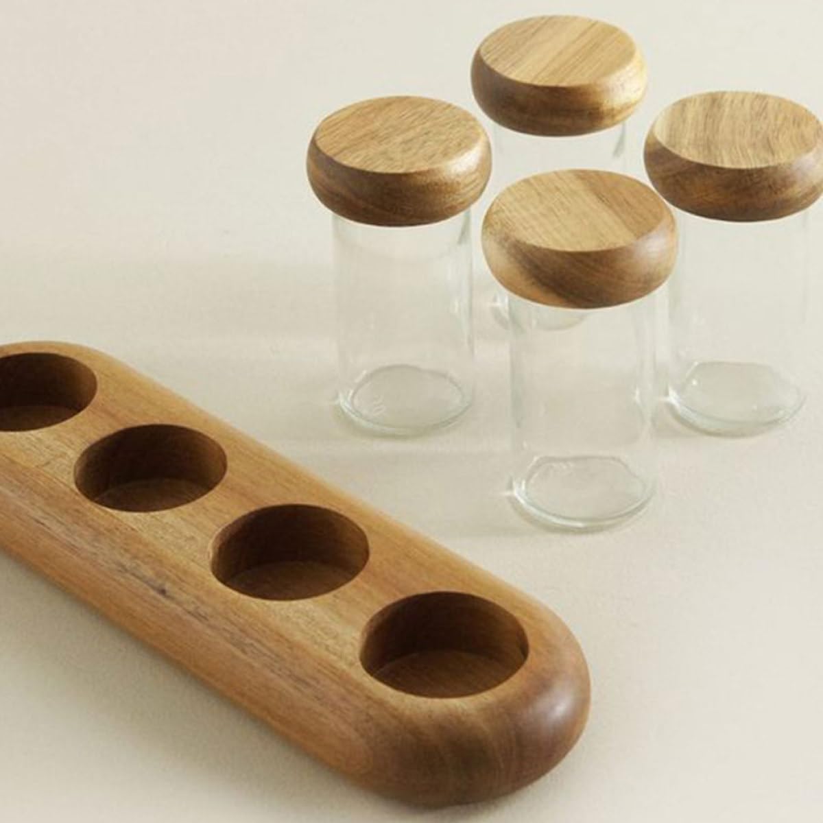 UKCOCO Set 4 Barattoli di Vetro con Coperchio in Legno di Acacia 90ml con Vassoio Porta Spezie per Cucina, Contenitori per Condimenti Trasparenti Salvaspazio per Uso Domestico e Barbecue