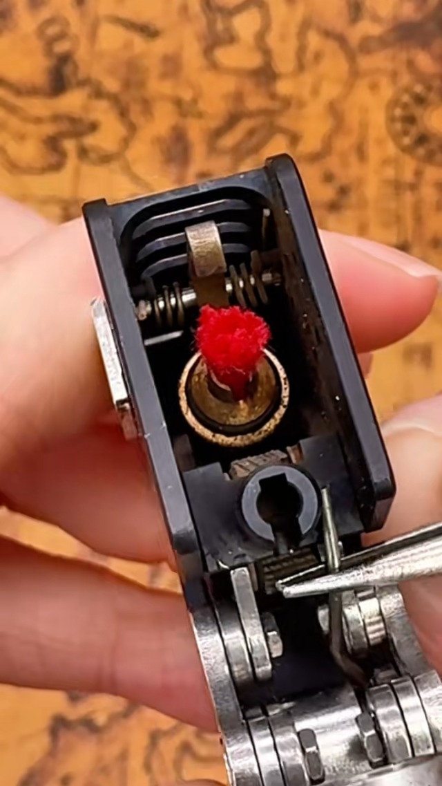 Encendedor mecánico negro clásico de latón hueco miniatura 7