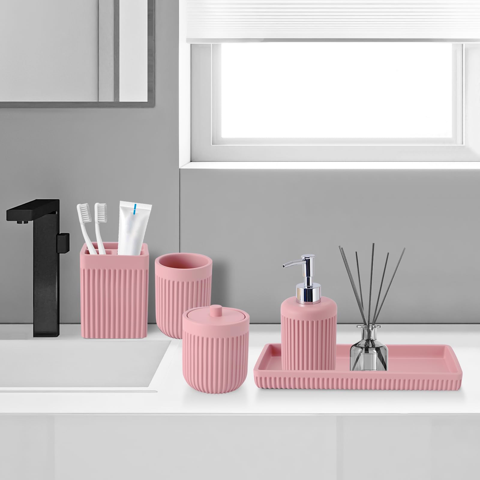 XLHOMO Juego de 5 Accesorios de baño de Resina Rosa, dispensador de jabón de loción, Soporte para Cepillo de Dientes, Vaso de baño, Tarro de hisopo de algodón y Bandeja Multifuncional, Accesorio